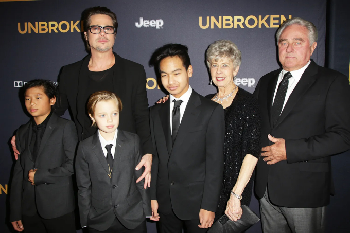 Mrs. Jane Pitt with her husband, son and grandchildren Pax Thien, Shiloh, Maddox attended the premiere of the movie 'Unbroken' in 2014. Photo: BEI