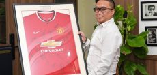 The entire Manchester United team signed autographs. Photo: Businessman Quoc Cuong