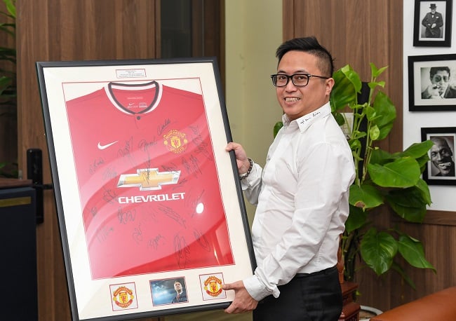 The entire Manchester United team signed autographs. Photo: Businessman Quoc Cuong